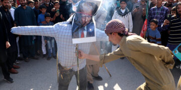 Διαδηλωτές καίνε ομοίωμα του Ντόναλντ Τραμπ κατά τη διάρκεια συγκέντρωσης για την Ημέρα Κουντς (Quds Day) στο Μουζαφαραμπάντ, πρωτεύουσα του πακιστανικού Κασμίρ, στις 13 Μαρτίου 2026 (φωτ.: EPA / Amiruddin Mughal)