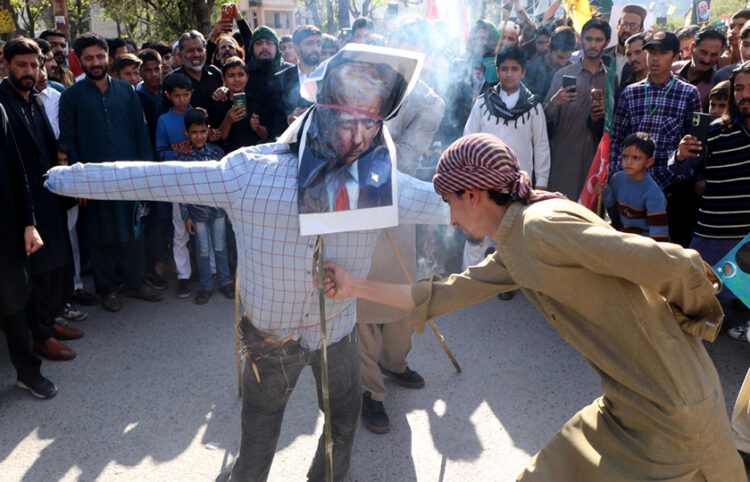 Διαδηλωτές καίνε ομοίωμα του Ντόναλντ Τραμπ κατά τη διάρκεια συγκέντρωσης για την Ημέρα Κουντς (Quds Day) στο Μουζαφαραμπάντ, πρωτεύουσα του πακιστανικού Κασμίρ, στις 13 Μαρτίου 2026 (φωτ.: EPA / Amiruddin Mughal)
