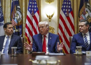 Ο Αμερικανός πρόεδρος Ντόναλντ Τραμπ με τον ΥΠΕΞ Μάρκο Ρούμπιο και τον υπουργό Άμυνας Πιτ Χέγκσεθ μετά από υπουργικό συμβούλιο στον Λευκό Οίκο (φωτ.:   EPA/ WILL OLIVER / POOL)