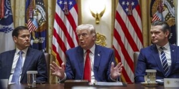 Ο Αμερικανός πρόεδρος Ντόναλντ Τραμπ με τον ΥΠΕΞ Μάρκο Ρούμπιο και τον υπουργό Άμυνας Πιτ Χέγκσεθ μετά από υπουργικό συμβούλιο στον Λευκό Οίκο (φωτ.:   EPA/ WILL OLIVER / POOL)