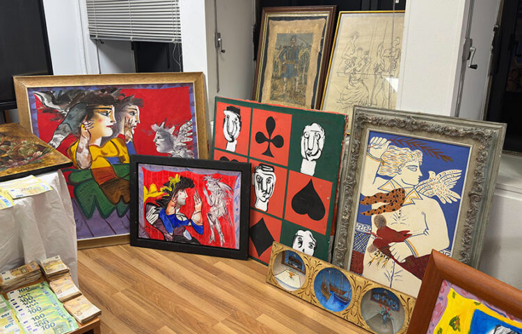 Μέρος των κατασχεθέντων έργων (φωτ.: Υπ. Προστασίας του Πολίτη  / EUROKINISSI)