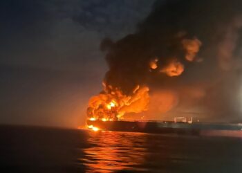 Φωτογραφία από έκρηξη σε τουρκικό δεξαμενόπλοιο στον εύξεινο Πόντο, τον περασμένο Νοέμβριο (φωτ. αρχείου: ΕΡΑ/Τουρκική Γενική Διεύθυνση Ναυτιλιακών Υποθέσεων)