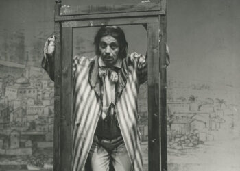 Ο Νίκος Τζόγιας ως Ολυμπιάδης σε πρόβα για την παράσταση «Ο υπάλληλος», του 1977 (πηγή: Ψηφιακό Αρχείο Εθνικού Θεάτρου)