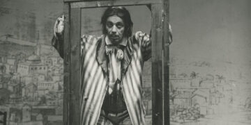 Ο Νίκος Τζόγιας ως Ολυμπιάδης σε πρόβα για την παράσταση «Ο υπάλληλος», του 1977 (πηγή: Ψηφιακό Αρχείο Εθνικού Θεάτρου)