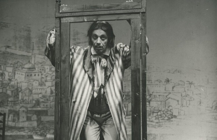 Ο Νίκος Τζόγιας ως Ολυμπιάδης σε πρόβα για την παράσταση «Ο υπάλληλος», του 1977 (πηγή: Ψηφιακό Αρχείο Εθνικού Θεάτρου)