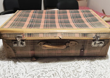 Τη βαλίτσα την έφεραν μαζί τους Μικρασιάτες πρόσφυγες, που εγκαταστάθηκαν στην Κίσσαμο. Δωρεά της Μητρόπολης Κισσάμου και Σελίνου στο Μουσείο Μικρασιατικής Μνήμης στα Χανιά (φωτ.: flashnews.gr)