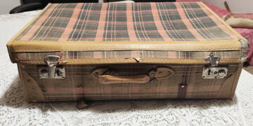 Τη βαλίτσα την έφεραν μαζί τους Μικρασιάτες πρόσφυγες, που εγκαταστάθηκαν στην Κίσσαμο. Δωρεά της Μητρόπολης Κισσάμου και Σελίνου στο Μουσείο Μικρασιατικής Μνήμης στα Χανιά (φωτ.: flashnews.gr)