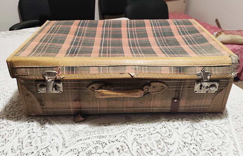 Τη βαλίτσα την έφεραν μαζί τους Μικρασιάτες πρόσφυγες, που εγκαταστάθηκαν στην Κίσσαμο. Δωρεά της Μητρόπολης Κισσάμου και Σελίνου στο Μουσείο Μικρασιατικής Μνήμης στα Χανιά (φωτ.: flashnews.gr)