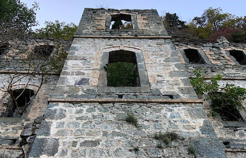 Αυτή είναι η κατάσταση σήμερα της Μονής Βαζελώνα. Η φωτογραφία από την επίσημη ιστοσελίδα του Μητροπολιτικού Δήμου Τραπεζούντας (πηγή: trabzon.bel.tr)