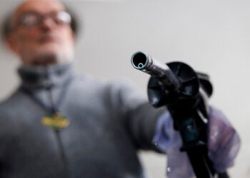 Βενζινοπώλης με μάνικα καυσίμου (φωτ.: EPA / Tolga Akmen)