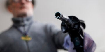 Βενζινοπώλης με μάνικα καυσίμου (φωτ.: EPA / Tolga Akmen)