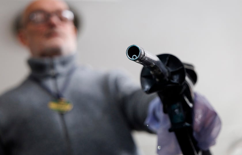 Βενζινοπώλης με μάνικα καυσίμου (φωτ.: EPA / Tolga Akmen)