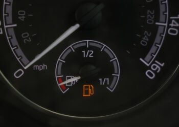 Η ένδειξη δείχνει ότι το ρεζερβουάρ είναι σχεδόν άδειο (φωτ.: EPA / Neil Hall)