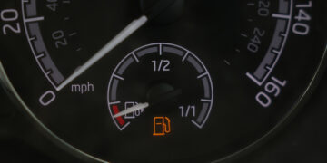 Η ένδειξη δείχνει ότι το ρεζερβουάρ είναι σχεδόν άδειο (φωτ.: EPA / Neil Hall)