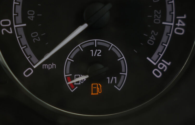 Η ένδειξη δείχνει ότι το ρεζερβουάρ είναι σχεδόν άδειο (φωτ.: EPA / Neil Hall)