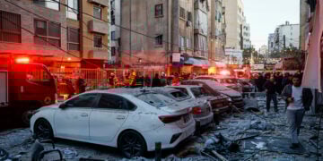 Κατεστραμμένα αυτοκίνητα μετά από ισραηλινό αεροπορικό πλήγμα σε πολυκατοικία στη συνοικία Αΐσα Μπακάρ της Βηρυτού, στον Λίβανο.11 Μαρτίου 2026 (φωτ.: EPA / Wael Hamzeh)