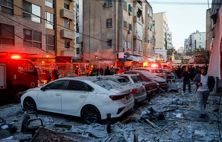 Κατεστραμμένα αυτοκίνητα μετά από ισραηλινό αεροπορικό πλήγμα σε πολυκατοικία στη συνοικία Αΐσα Μπακάρ της Βηρυτού, στον Λίβανο.11 Μαρτίου 2026 (φωτ.: EPA / Wael Hamzeh)
