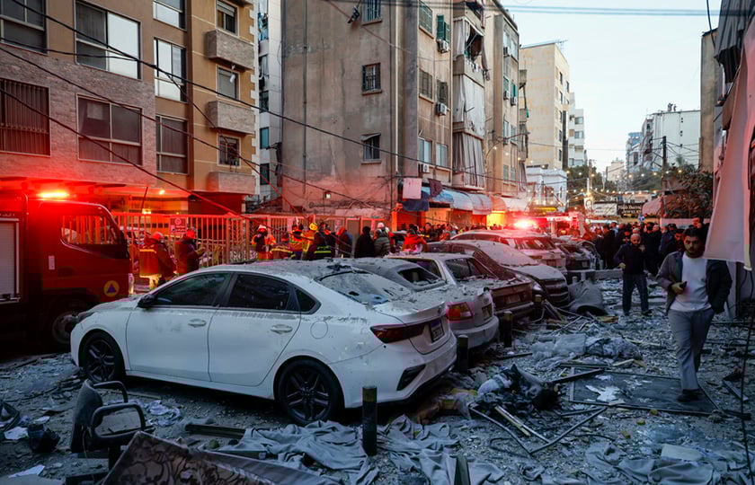 Κατεστραμμένα αυτοκίνητα μετά από ισραηλινό αεροπορικό πλήγμα σε πολυκατοικία στη συνοικία Αΐσα Μπακάρ της Βηρυτού, στον Λίβανο.11 Μαρτίου 2026 (φωτ.: EPA / Wael Hamzeh)