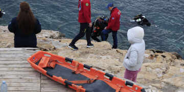 Από την επιχείρηση απεγκλωβισμού του δύτη στη θαλάσσια περιοχή στα Λιμανάκια Βουλιαγμένης (φωτ.: EUROKINISSI / Γιώργος Κονταρίνης)