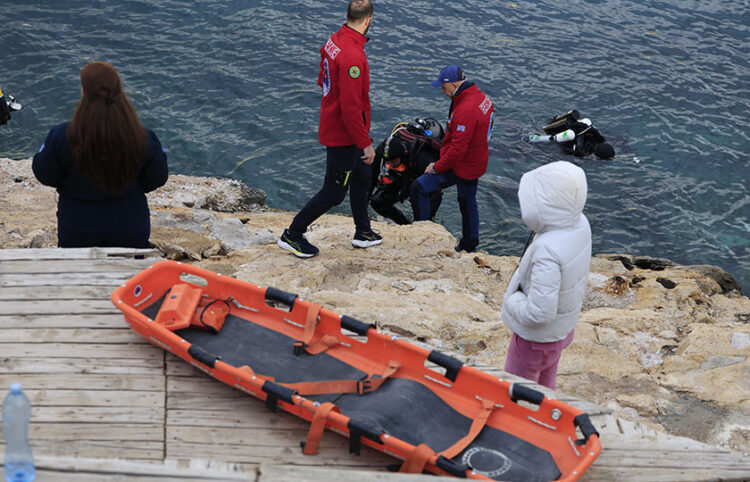 Από την επιχείρηση απεγκλωβισμού του δύτη στη θαλάσσια περιοχή στα Λιμανάκια Βουλιαγμένης (φωτ.: EUROKINISSI / Γιώργος Κονταρίνης)