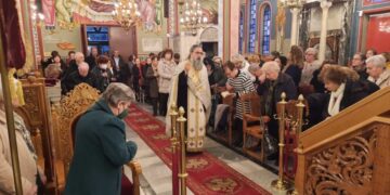 Πλήθος πιστών έσπευσε να παρακολουθήσει την ακολουθία των Δ΄ Χαιρετισμών (φωτ.: Σωματείο Άγιος Γεώργιος Περιστερεώτα)