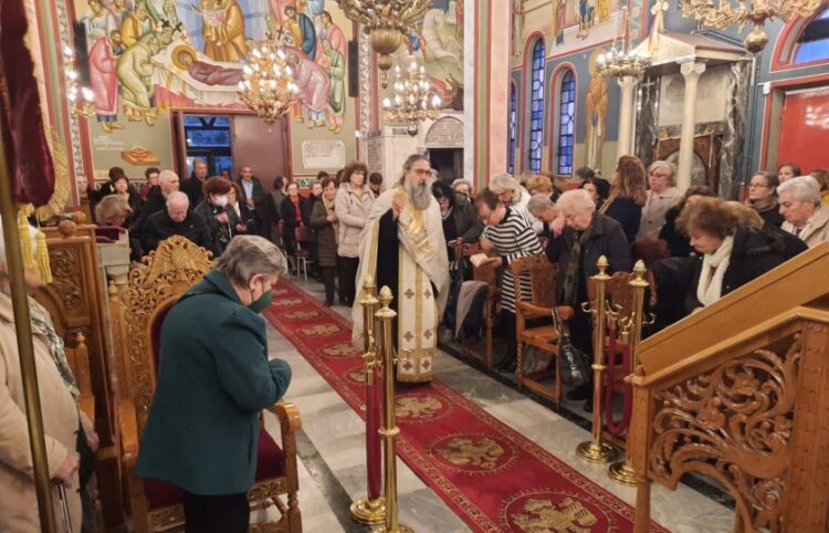 Πλήθος πιστών έσπευσε να παρακολουθήσει την ακολουθία των Δ΄ Χαιρετισμών (φωτ.: Σωματείο Άγιος Γεώργιος Περιστερεώτα)