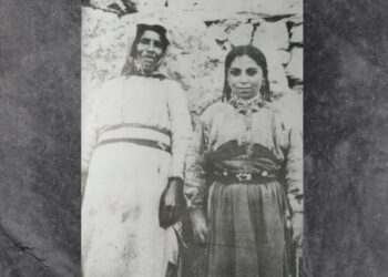 Αριστερά η Σαπιγιέ, άλλοτε Βαρβάρα, Ελληνίδα που τούρκεψε, με την εγγονή της (φωτ.: «Η Έξοδος», εφ. Καθημερινή, τόμος Γ')