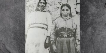 Αριστερά η Σαπιγιέ, άλλοτε Βαρβάρα, Ελληνίδα που τούρκεψε, με την εγγονή της (φωτ.: «Η Έξοδος», εφ. Καθημερινή, τόμος Γ')