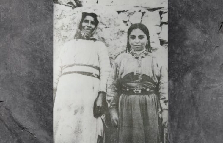 Αριστερά η Σαπιγιέ, άλλοτε Βαρβάρα, Ελληνίδα που τούρκεψε, με την εγγονή της (φωτ.: «Η Έξοδος», εφ. Καθημερινή, τόμος Γ')