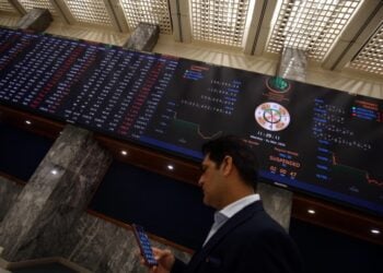 Χρηματιστής κοιτά τις τιμές των μετοχών που πέφτουν στο Καράτσι του Πακιστάν, λόγω του πολέμου στη Μέση Ανατολή (φωτ.: EPA/Rehan Khan)