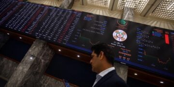 Χρηματιστής κοιτά τις τιμές των μετοχών που πέφτουν στο Καράτσι του Πακιστάν, λόγω του πολέμου στη Μέση Ανατολή (φωτ.: EPA/Rehan Khan)