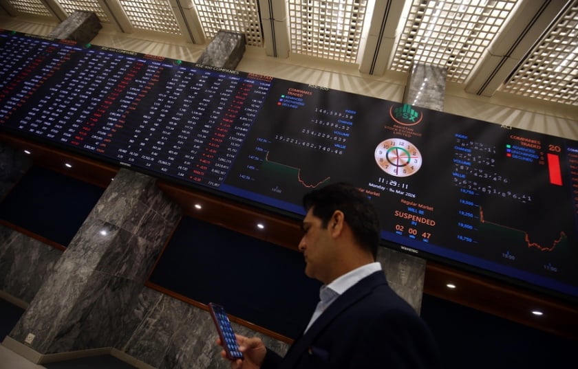Χρηματιστής κοιτά τις τιμές των μετοχών που πέφτουν στο Καράτσι του Πακιστάν, λόγω του πολέμου στη Μέση Ανατολή (φωτ.: EPA/Rehan Khan)