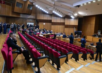 Ο Ηλίας Κασιδιάρης διακρίνεται στην τελευταία σειρά καθισμάτων στο Εφετείο, κατά την ανάγνωση της ετυμηγορίας (φωτ.: EUROKINISSI/Τατιάνα Μπόλαρη)