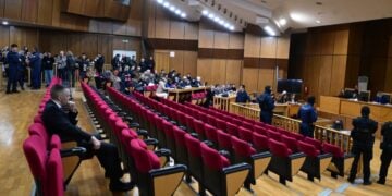 Ο Ηλίας Κασιδιάρης διακρίνεται στην τελευταία σειρά καθισμάτων στο Εφετείο, κατά την ανάγνωση της ετυμηγορίας (φωτ.: EUROKINISSI/Τατιάνα Μπόλαρη)