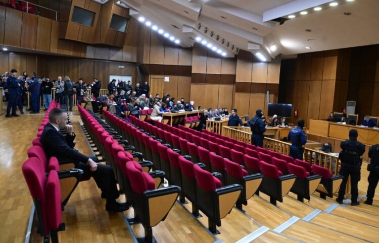Ο Ηλίας Κασιδιάρης διακρίνεται στην τελευταία σειρά καθισμάτων στο Εφετείο, κατά την ανάγνωση της ετυμηγορίας (φωτ.: EUROKINISSI/Τατιάνα Μπόλαρη)