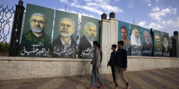 Πεζοί προσπερνούν ταμπλό που απεικονίζουν νεκρούς στρατιωτικούς και πολιτικούς αξιωματούχους σιιτικών ομάδων που υποστηρίζονται από το Ιράν στην Υεμένη, τον Λίβανο, το Ιράκ και την Παλαιστίνη, σε δρόμο της Σανάα(φωτ.: EPA/Yahya Arhab)