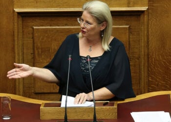 Η Ελένη Ζαρούλια μιλάει στην Ολομέλεια της Βουλής, 21 Σεπτεμβρίου 2016 (φωτ.: ΑΠΕ-ΜΠΕ / Συμέλα Παντζαρτζή)