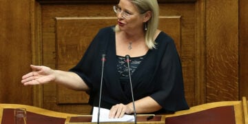 Η Ελένη Ζαρούλια μιλάει στην Ολομέλεια της Βουλής, 21 Σεπτεμβρίου 2016 (φωτ.: ΑΠΕ-ΜΠΕ / Συμέλα Παντζαρτζή)