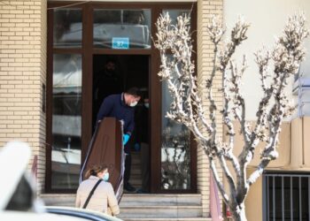 Αστυνομικοί απομακρύνουν τις σορούς από το διαμέρισμα  (φωτ.: EUROKINISSI/Δανάη Δαυλοπούλου)