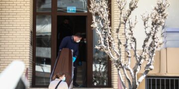 Αστυνομικοί απομακρύνουν τις σορούς από το διαμέρισμα  (φωτ.: EUROKINISSI/Δανάη Δαυλοπούλου)