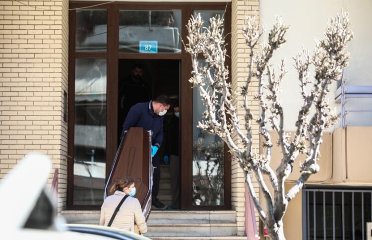 Αστυνομικοί απομακρύνουν τις σορούς από το διαμέρισμα  (φωτ.: EUROKINISSI/Δανάη Δαυλοπούλου)