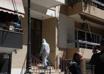 Αστυνομικός της σήμανσης εισέρχεται στην οικοδομή όπου βρέθηκαν νεκρές οι δύο γυναίκες (φωτ.: EUROKINISSI/Δανάη Δαυλοπούλου)