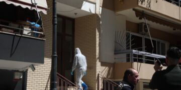 Αστυνομικός της σήμανσης εισέρχεται στην οικοδομή όπου βρέθηκαν νεκρές οι δύο γυναίκες (φωτ.: EUROKINISSI/Δανάη Δαυλοπούλου)