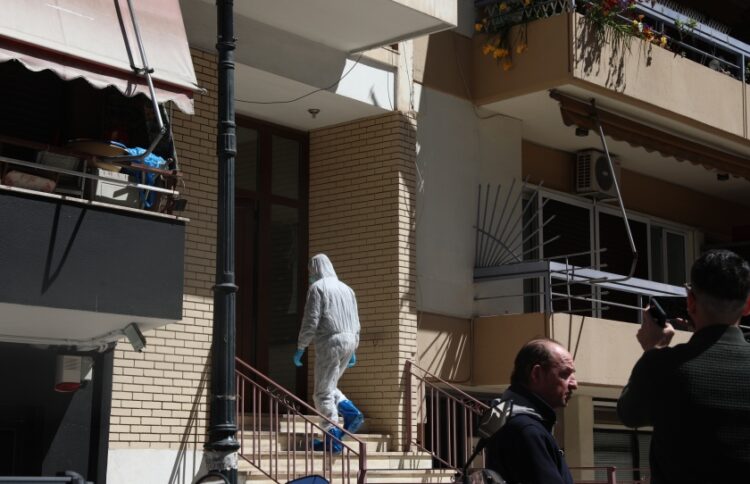 Αστυνομικός της σήμανσης εισέρχεται στην οικοδομή όπου βρέθηκαν νεκρές οι δύο γυναίκες (φωτ.: EUROKINISSI/Δανάη Δαυλοπούλου)