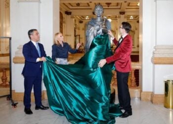 O γενικός πρόξενος της Ελλάδος Θωμάς Ματσούκας, η αντιδήμαρχος πολιτισμού του Σάο Πάολο Angela Gandra και ο Νίκος Φλώρος (φωτ.: ertnews.gr)