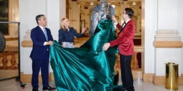 O γενικός πρόξενος της Ελλάδος Θωμάς Ματσούκας, η αντιδήμαρχος πολιτισμού του Σάο Πάολο Angela Gandra και ο Νίκος Φλώρος (φωτ.: ertnews.gr)