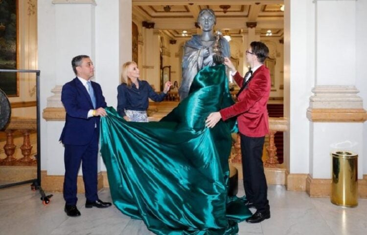 O γενικός πρόξενος της Ελλάδος Θωμάς Ματσούκας, η αντιδήμαρχος πολιτισμού του Σάο Πάολο Angela Gandra και ο Νίκος Φλώρος (φωτ.: ertnews.gr)