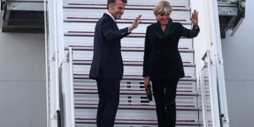 Αναχώρηση του προεδρικού ζεύγους της Γαλλίας από το αεροδρόμιο Ελευθέριος Βενιζέλος (φωτ.: Θανάσης Δημόπουλος/EUROKINISSI)