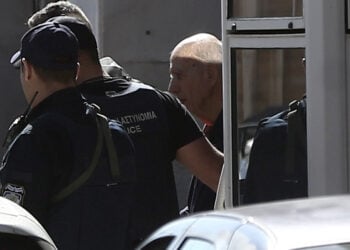 Αστυνομικοί μεταφέρουν στα δικαστήρια της πρώην Σχολής Ευελπίδων τον 89χρονο «πιστολέρο», Τετάρτη 29 Απριλίου 2026 (φωτ.: ΑΠΕ-ΜΠΕ / Γιάννης Κολεσίδης)