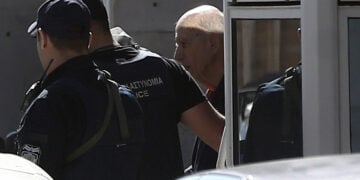 Αστυνομικοί μεταφέρουν στα δικαστήρια της πρώην Σχολής Ευελπίδων τον 89χρονο «πιστολέρο», Τετάρτη 29 Απριλίου 2026 (φωτ.: ΑΠΕ-ΜΠΕ / Γιάννης Κολεσίδης)